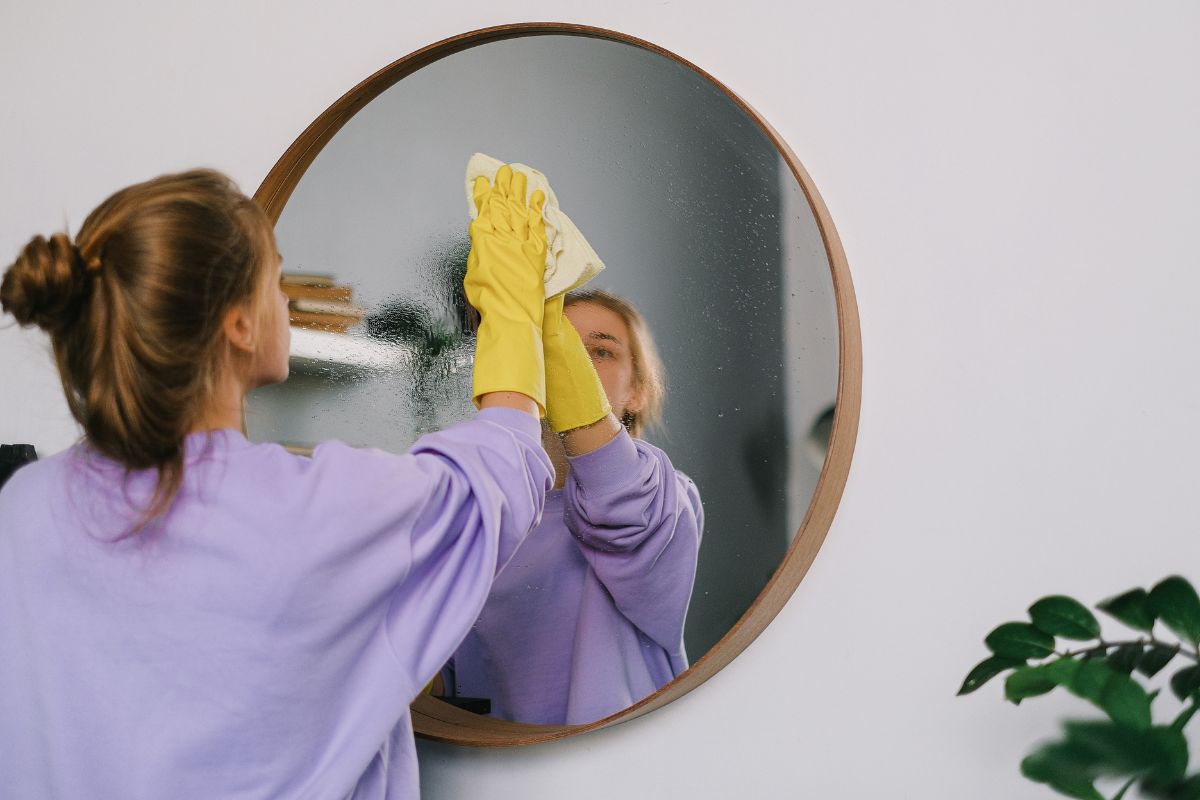 cleaning a mirror